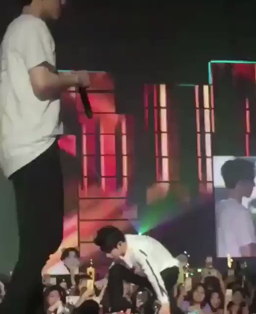 jade!小草莓🍓🍑 (@teamjswang) on Twitter photo 2019-11-10 14:33:13 do yall remember when jinyoung wanted to throw confetti at ahgases but he threw his mic too 💀 we love a dumbass do yall remember when jinyoung wanted to throw confetti at ahgases but he threw his mic too 💀 we love a dumbass