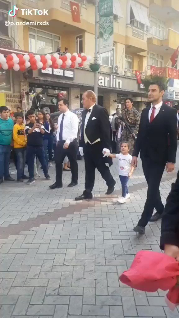 adam halkı selamlıyor aq şaka gibi kendini cidden atatürk sanıyo lgşlfşedş