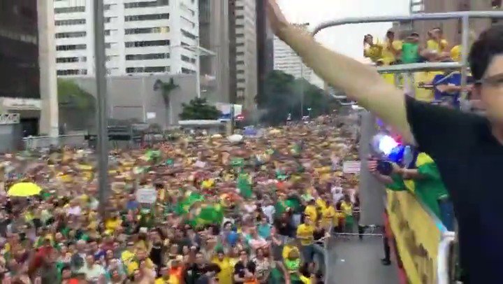 El pueblo brasileño grita que Lula regrese a la carcel!! los criminales deben estar en prisión.