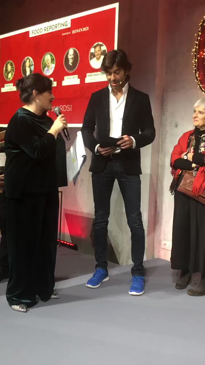 Francesco Zonin assegna il riconoscimento per la categoria “food reporting” ad Anna Kauber, regista de “In questo mondo”. Complimenti! @francescozonin @zonin1821 @angelafrenda https://t.co/sC4hnkSgKJ