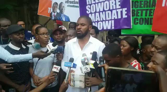Sahara Reporters (@SaharaReporters) on Twitter photo 2019-11-12 11:34:48 FLASH: Rights Activist @adeyanjudeji Offered N1million At Gunpoint To Suspend #FreeSowore Protest, Vows To Continues FLASH: Rights Activist @adeyanjudeji Offered N1million At Gunpoint To Suspend #FreeSowore Protest, Vows To Continues