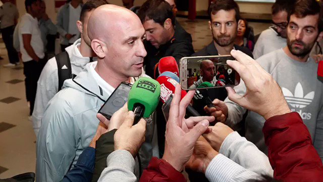 #ValenciaCF 🦇🏆
Duras palabras de Rubiales esta mañana a @anilmurthy1903
“Cuando no se habían clasificado xa la final era una buena noticia para ellos. Me dijo q garantizásemos al menos 1,5M. Tampoco debería participar en la Liga y en la Champions pq no todos cobran igual”