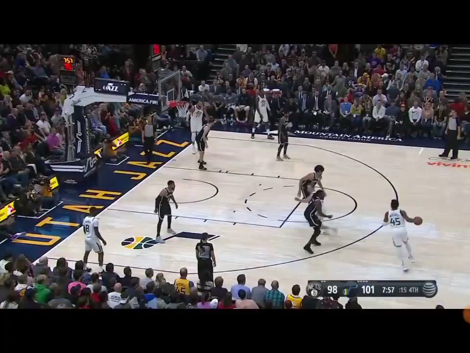 Cal dir que Kurucs cau de la rotació i hi entra el bosnià Musa (4/5 en 12'). El millor del partit, Donovan Mitchell (30, 13/26)... #TakeNote