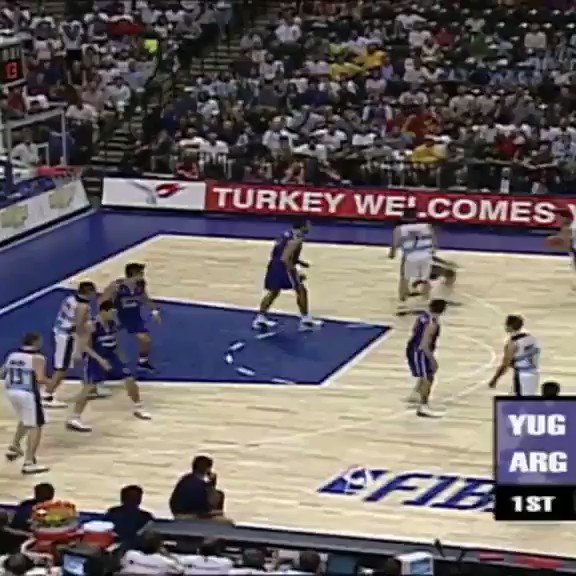 How to start a game, exhibit A! @cabboficialโs ๐ฆ๐ท Ruben Wolkowisky opens up the 2002 #FIBAWC Final with a bang ๐ฅ!โฃ
โฃ
๐บ Tune in Thursday at 15:00 CET on http://Facebook.com/FIBAWCย to watch the full game!