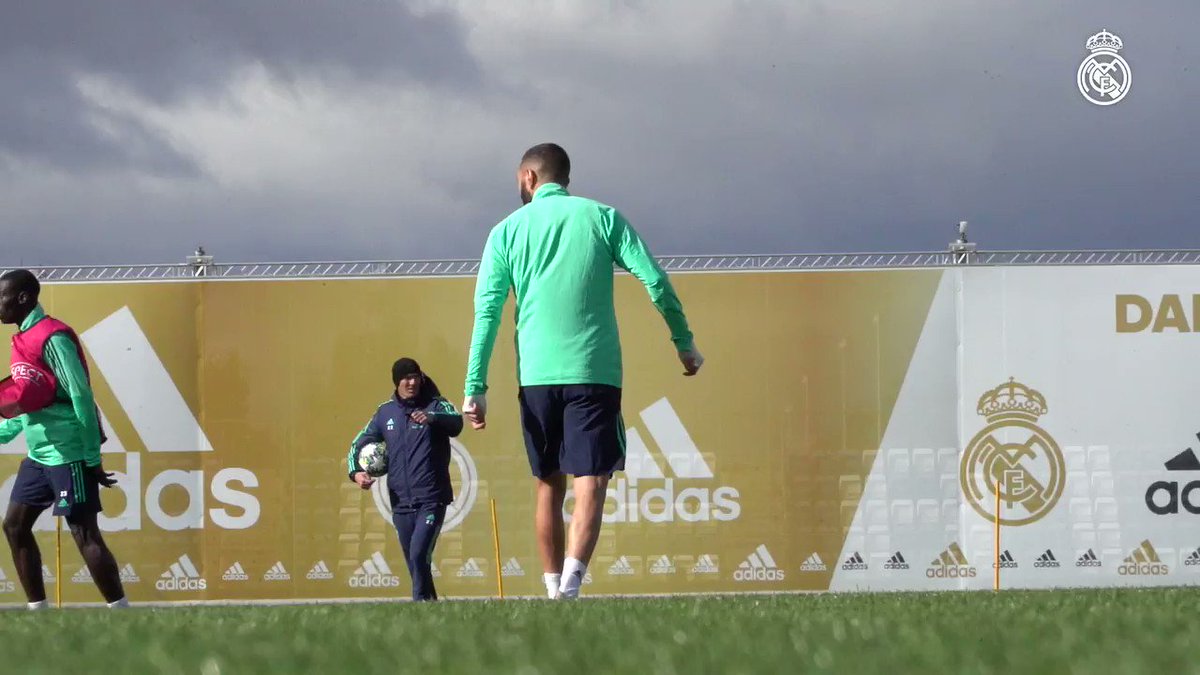 ¡Enhorabuena a @Benzema que recoge el trofeo al #JugadorCincoEstrellas del @realmadrid en el mes de octubre! Gracias a todos por vuestros votos