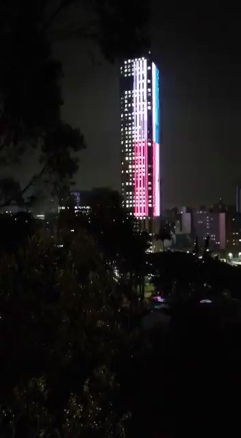 Bogotá ilumina la emblemática torre Colpatria, con la bandera panameña, durante la visita del presidente @nitocortizo, vía @CancilleriaPma. #NoticiasTVN