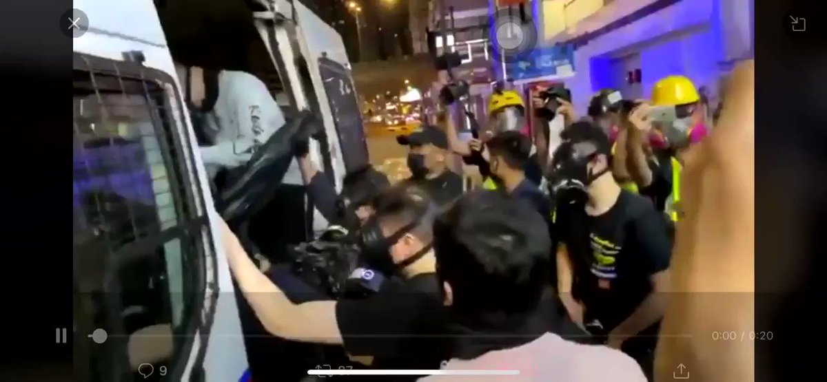 假扮示威者的香港警察們全部都上了警車!誰能區分他們是警察還是民眾?香港街頭的打砸搶燒就是他們幹的!