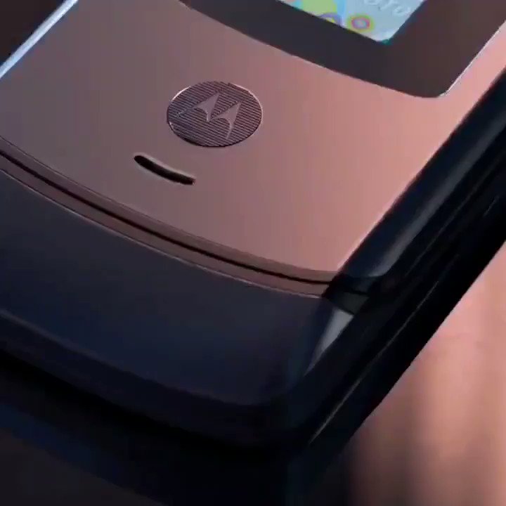 Llega el nuevo #MotorolaRAZR, el primer smartphone plegable de @MotorolaMX.
Tiene una pantalla plegable de 6.2" que se dobla para ser más compacto y una pantalla secundaria: 2.7".
Llega a México en enero próximo.
¿Qué les parece?
#FeelTheFlip #HelloMoto https://t.co/BoVXZIgBuN