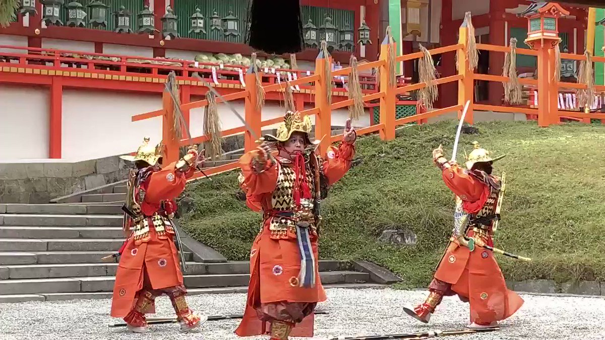 舞楽　太平楽 #舞楽 #太平楽 春日大社では大嘗祭当日祭のあと、舞楽『太平楽』が奉納されました。  舞人は水晶が使われた兜をかぶり、飾太刀(かざたち)をはき、鉾を持つなど、唐の武官の甲冑を元にした装束を着用しています。これは、舞楽装束の ...