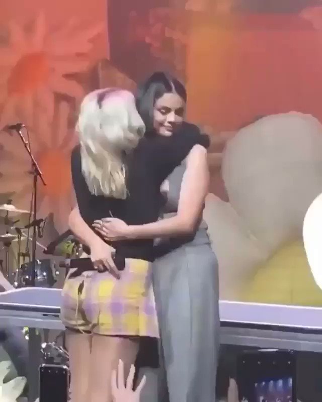 November 11: @selenagomez performing Anxiety with @JuliaMichaels in The Fonda Theater in Los Angeles#SelenaGomez #Selenators