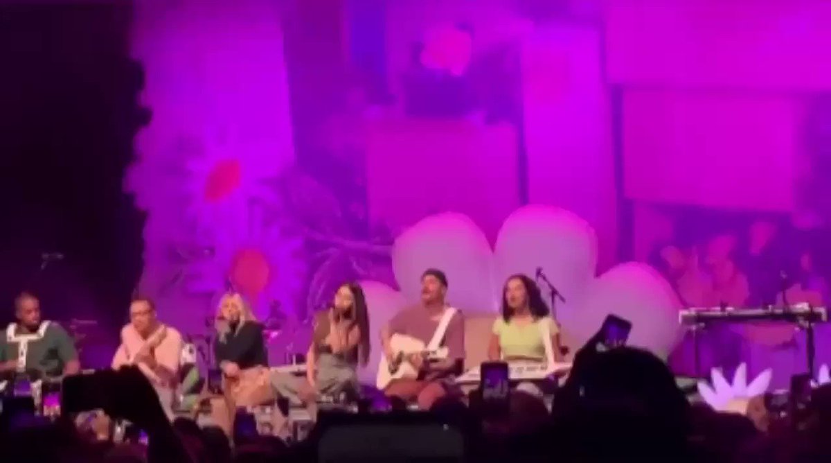 November 11: @selenagomez performing Anxiety with @JuliaMichaels in The Fonda Theater in Los Angeles#SelenaGomez #Selenators