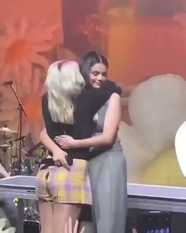 November 11: @selenagomez performing Anxiety with @JuliaMichaels in The Fonda Theater in Los Angeles#SelenaGomez #Selenators