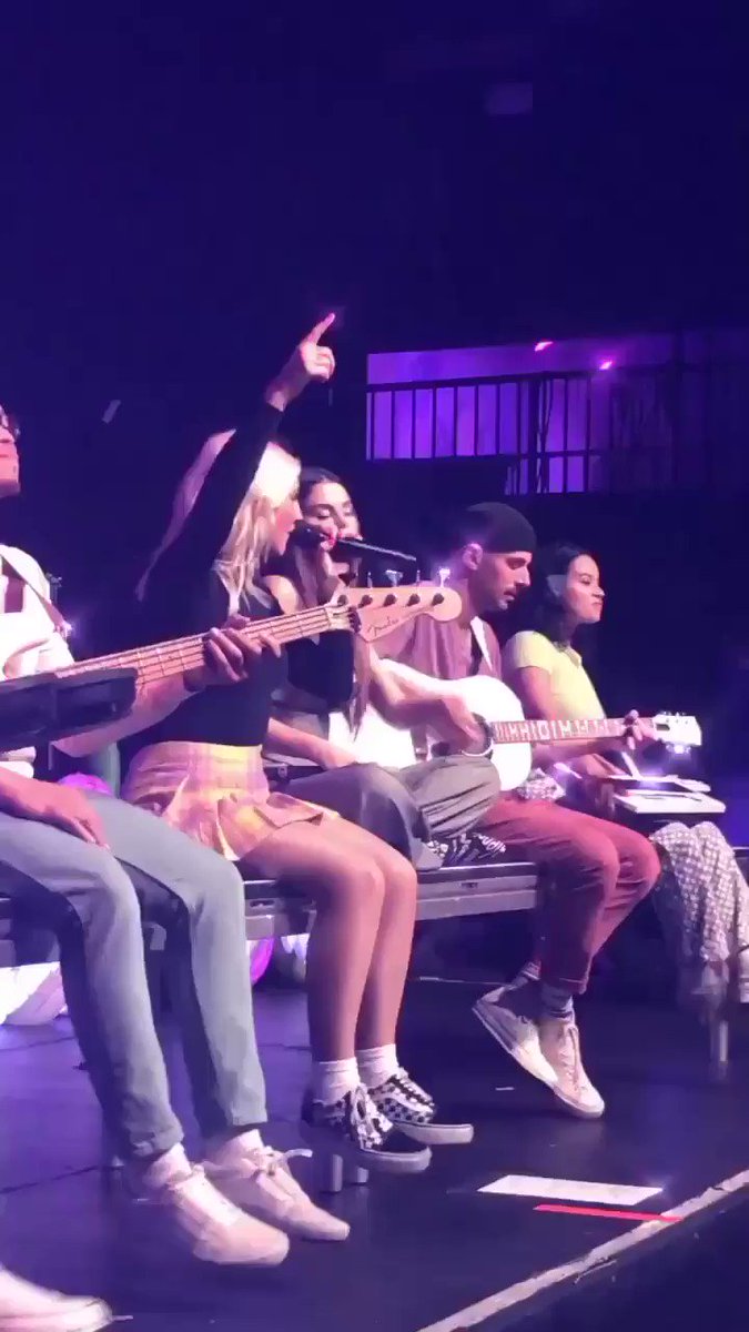 November 11: @selenagomez performing Anxiety with @JuliaMichaels in The Fonda Theater in Los Angeles#SelenaGomez #Selenators
