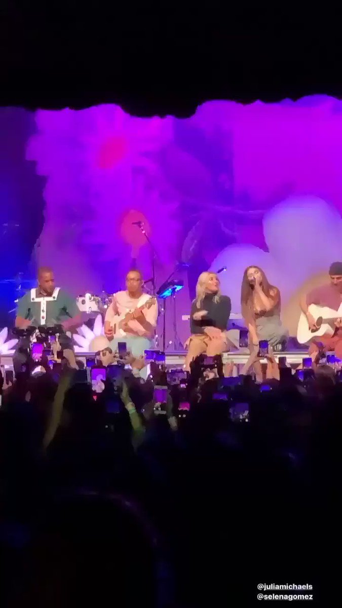November 11: @selenagomez performing Anxiety with @JuliaMichaels in The Fonda Theater in Los Angeles#SelenaGomez #Selenators
