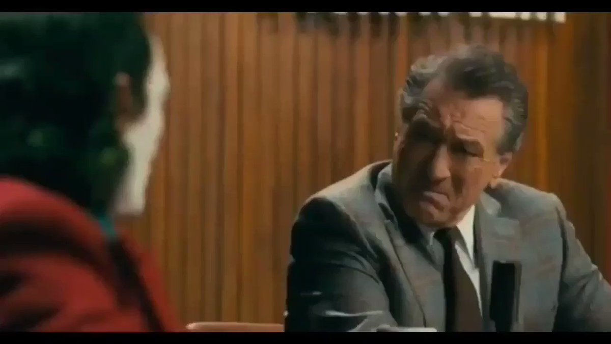 ¿Algo mejor que la escena de Joker en la TV? Sí, con la voz de Bob Esponja.