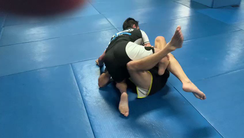 Dándome una cátedra el Sensei @mariodelgadorzm en la clase de #Jiujitsu !! Que siempre no le gusta el #ProhibidoParpadear 😂😂😂😂😂😂😂 @SalasJiujitsu