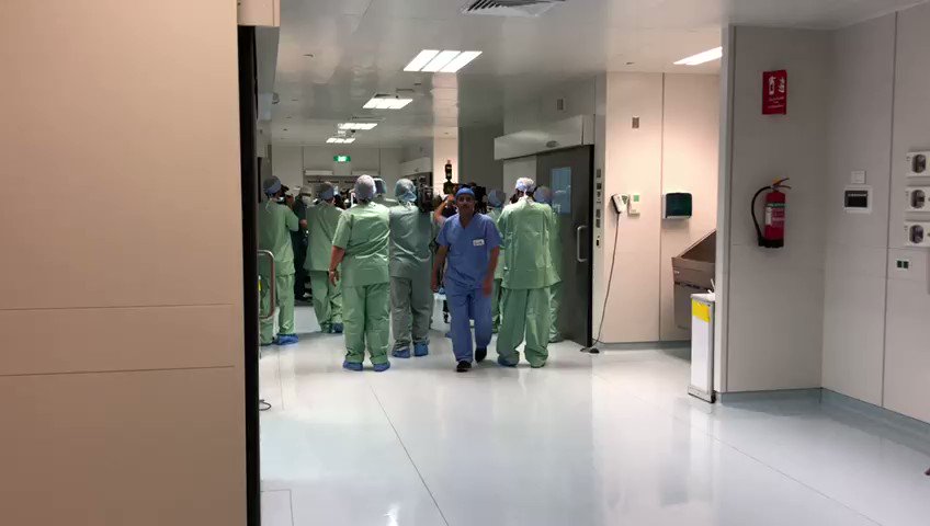 لحظة استقبال والد التوأم السيامي الليبي لأبنائه بعد نجاح العملية#فصل_التوأم_السيامي_الليبي