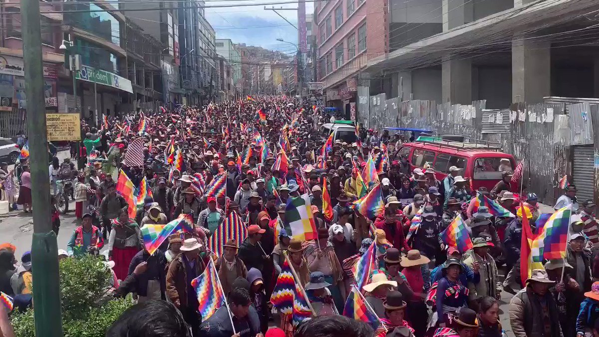 Masiva manifestacion de El Alto a la Paz para que “renuncie la presidenta interina autoproclamada”