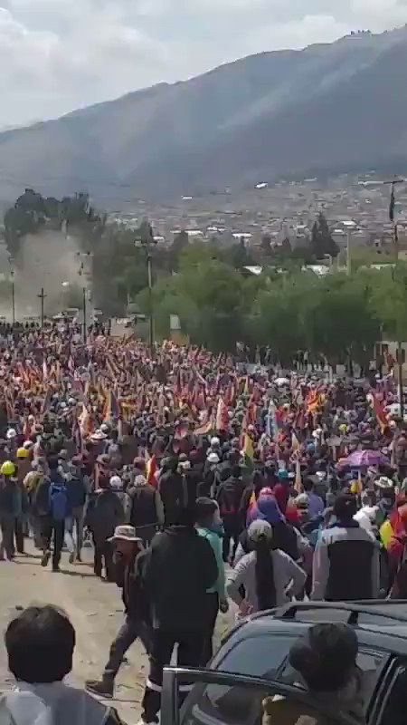 Ahora en #Sacaba, Cochabamba, militares impiden el paso de manifestantes contra la dictadura en el puente Huayllani. Solidaridad con el digno pueblo boliviano en resistencia. Compartan video contra la censura mediática @evoespueblo #NoAlGolpeEnBolivia #EvoPresidenteLegitimo