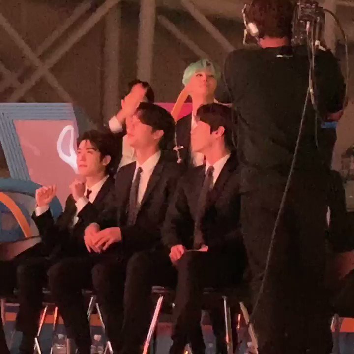 191116 VLIVE AWARDS V HEARTBEAT Jaehyun, Johnny and Doyoung enjoying Anne-Marie’s 2002 performance with Doyoung being the cutest human ever 💚