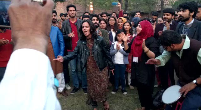 sarfaroshi kī tamanna ab hamare dil mein hai dekhna hai zor kitnā baazu-e-qatil mein hai #Lahore #faizfestival2019