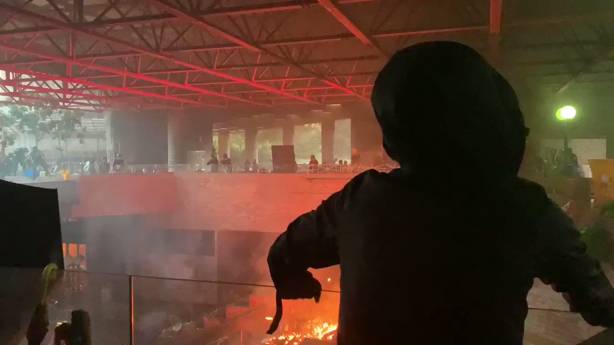 The protesters are trying to build a fire barricade at the front entrance to stop the riot police from storming in Polyu. #antielab #hongkongprotests