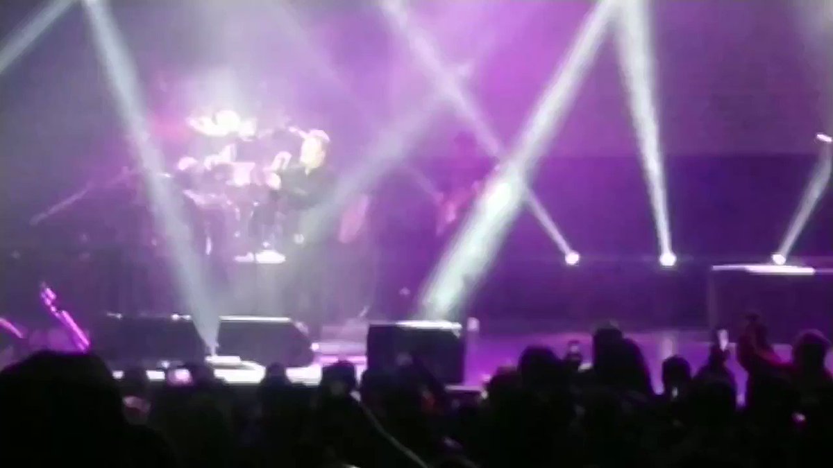#Lola tenΓa 15 aΓ±os cuando su padre abuso de ella hasta que decidiΓ³ irse. "Por eso cualquier mayor que abuse de un o una menor es un hilo de puta" dice #MiguelMateos al cantar esa rola #HaciendoRuido @ruidoblancofm