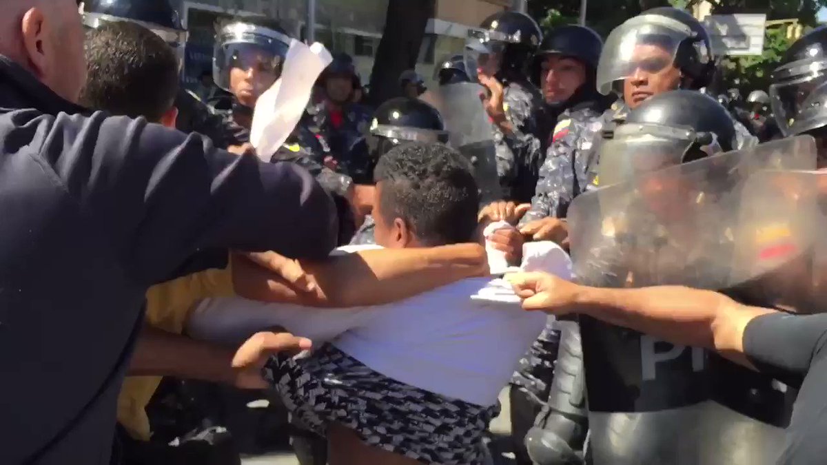 PNB intentó llevarse a unos manifestantes detenidos en la avenida Libertador. Dispararon gas pimienta. Están haciendo retroceder la protesta hasta Chacaito. Mujeres han sido empujadas y golpeadas con los escudos 11:00am