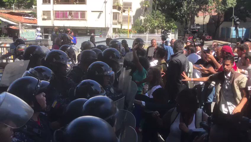18/11 11:30 am El régimen de Maduro aplicando esta mañana en Ccs la misma represión desproporcionada que tanto les encanta señalar en Chile a los chavistas. Esta gente protestaba por la falta de agua y de gas, atendiendo el llamado a la calle de @jguaido