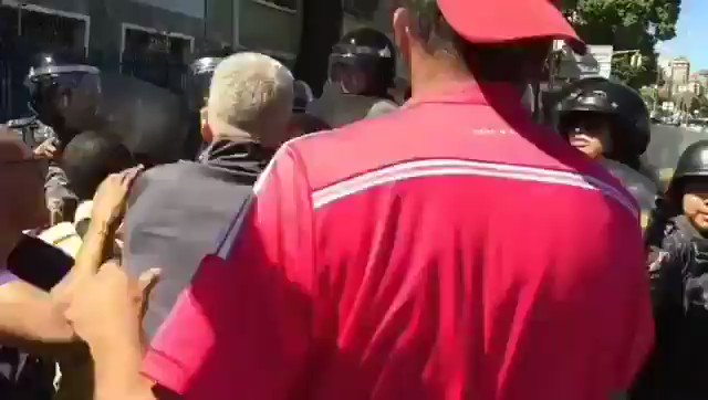 #18Nov #CARACAS ESTA SUCEDIENDO! FUNCIONARIOS DESESPERADOS POR EL PAGO DE SU SUELDO (2 DOLARES) RECIBIENDO PATRIA DE LA BUENA SON REPRIDOS POR LOS ESBIRROS #GNB!!ESTOS ERAN LOS QUE "GRITABAN CON HAMBRE Y SIN EMPLEO CON MADURO ME RESTEO"!! EL TIRANO SOLO SALDRA AL ESTILO GADDAFI