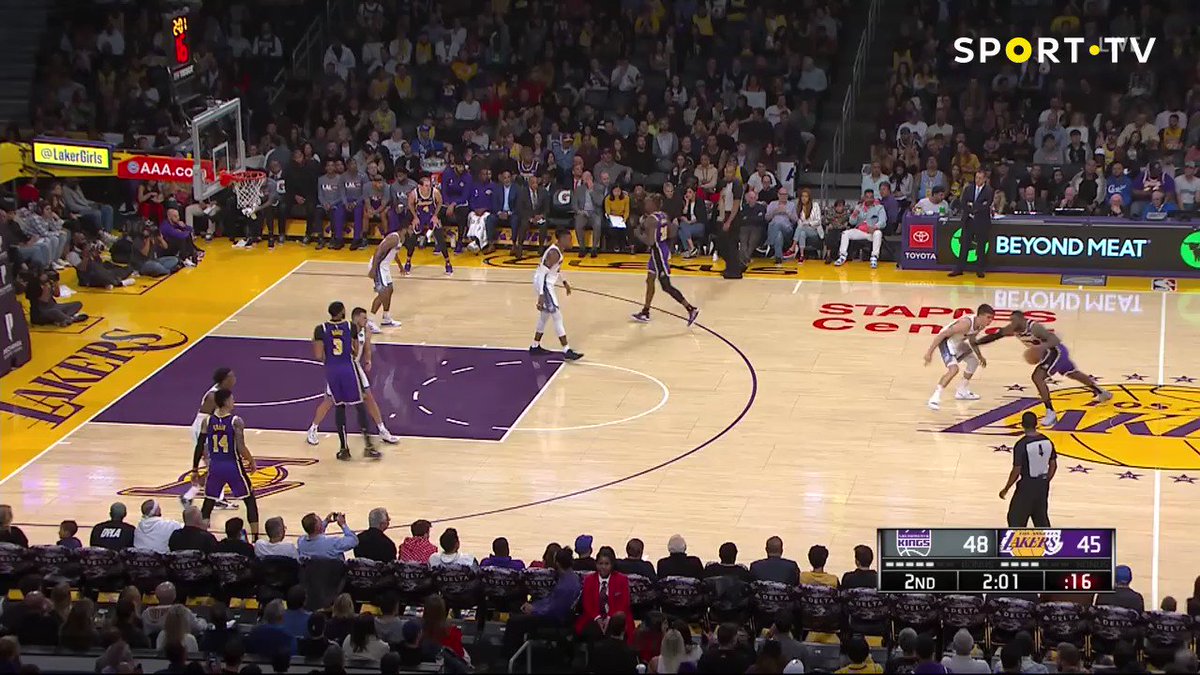 NBA: Top 3 da semana passada. #1: LeBron James fez isto na sexta-feira. Um afundanço que vai ficar para a história. https://t.co/YYb5ACHvyn