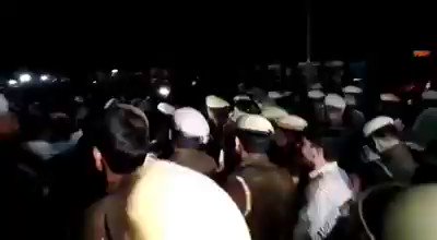 नेत्रहीन छात्र चश्मा उतार के कह रहा है कि मैं भाग नहीं सकता मेरी ऑंखें नहीं हैं मुझे मत मारिये, पूरी बेशर्मी से उसे पुलिस धकिया दे रही है और कुचलती हुई आगे बढ रही है@SanjayAzadSln ने राज्यसभा में ठीक ही पूछा कि किस जनरल डायर के इशारे पर पुलिस ये कर रही है ?#StandWithJNU