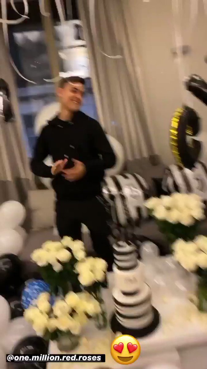 VecchiaSignora.com (@forumJuventus) on Twitter photo 2019-11-19 21:00:27 Un compleanno in bianconero per Dybala 💎😍⚪️ Un compleanno in bianconero per Dybala 💎😍⚪️