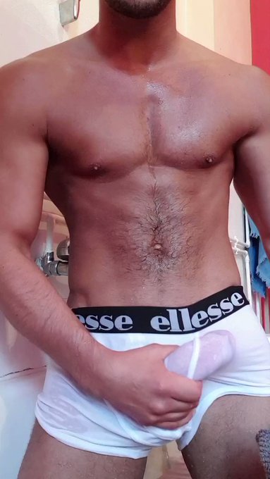Comme promis j'ai enfin fais cette video en boxer blanc ! Avec plan sur les pieds ! Et pour conclure<a href="/tag/onlyfans"class="tags"><span>#onlyfans</span></a><a href="/tag/gaytwitter"class="tags"><span>#gaytwitter</span></a>