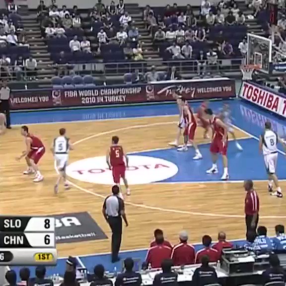 2006 #FIBAWC @kzs_si ๐ธ๐ฎ front-court duo Rasho Nesterovic and Uros Slokar teaming up against a China ๐จ๐ณ - full game live at http://YouTube.com/FIBAย from 15:00 CET ๐!