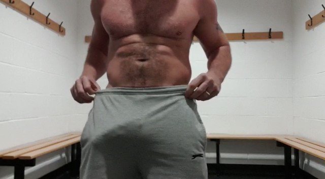 RETWEET this and I&rsquo;ll DM you what it looks like out the cage. Hung muscle daddy. Pure beef @SteveMuscleFam