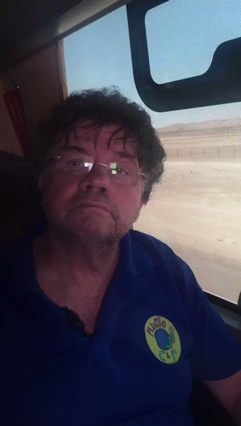Atualizando em tempo real: estamos com dois manifestantes chilenos dentro do ônibus que irão nos ajudar a passar pelos bloqueios. #MadunoPeru #OdisseiaRubroNegra