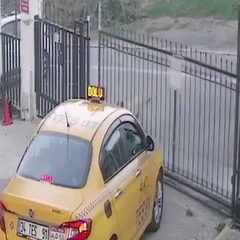 İstanbul Beylikdüzü marmara park As taksi 34 TES 91 plakalı şöför bilerek yavru köpeğin üstünden geçip can çekişerek ölmesine sebep olmuştur! Annesinin gözü önünde katledildi köpek. Taksi durağı telefon 0212 852 33 97