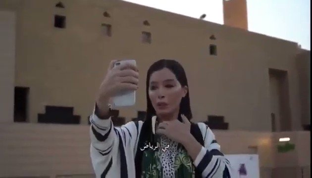 شاهد .. ماذا صنعت "سائحة فرنسية" حين سماعها الأذان بـ #الرياض.http://sabq.org/sjY4pJ