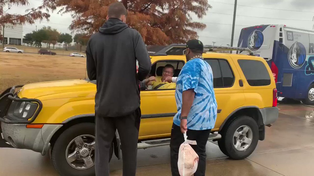 This afternoon @MaxiKleber & @doefinney_10 volunteered at Buckner with @kroger to hand out Thanksgiving turkeys and sides! #MavsCare #SeasonOfGiving
