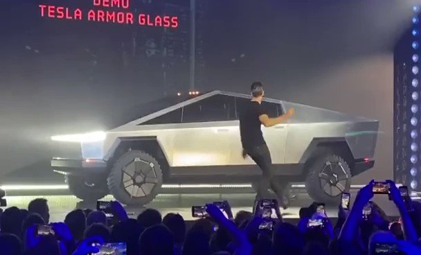 テスラ新作ev車 サイバートラック プレゼンで防弾ガラスに鉄球を投げ付けるパフォーマンスをするも思わぬ結果に株価約7 下落 Togetter