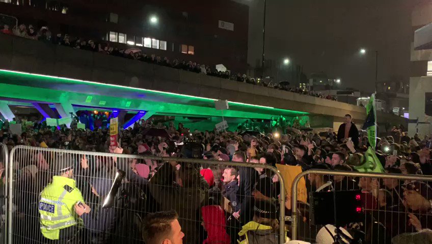 “THANK YOU, JEREMY. THANK YOU!”
What a sight to behold!
We’re going to bring about a working-class revolution.
@JeremyCorbyn is on our side; the @UKLabour party is on our side.
Vote #LabourForHope.