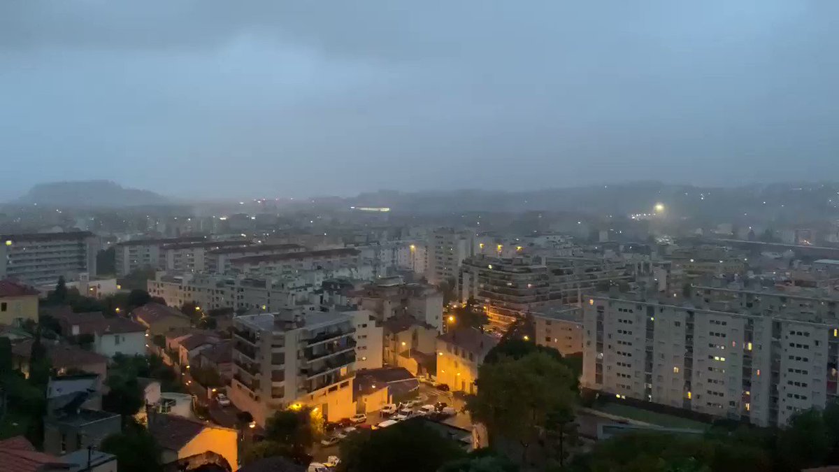 2019-11-23-Les sirènes de la ville de #Nice06 viennent de résonner à 17h. Restez chez vous - Johan Rouquet sur Twitter