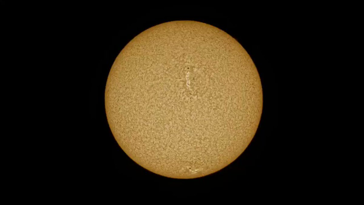 En agosto del año 2017 se presentó, en el Norte de Estados Unidos, un eclipse total de Sol, tuve la oportunidad de fotografiarlo, en la Sierra cercana a Casper, Wyoming, y luego hice un timelapse de un minuto y unos segundos, con el eclipse completo, ojalá sea de su interés.