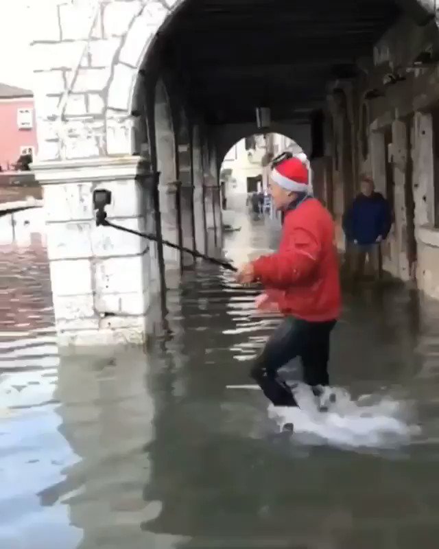 Tourist in Venice, Italy 😂🤣I'm going to hell for laughing 😭