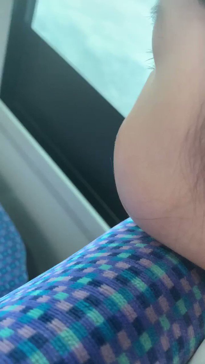 かわいい バスの発車待ちのときバスのエンジンに合わせて揺れる子どものほっぺはずっと見ていられるw 話題の画像プラス
