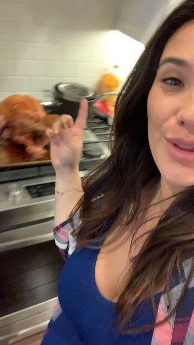 Well one of the two turkeys are done https://t.co/KIhObIkZeF