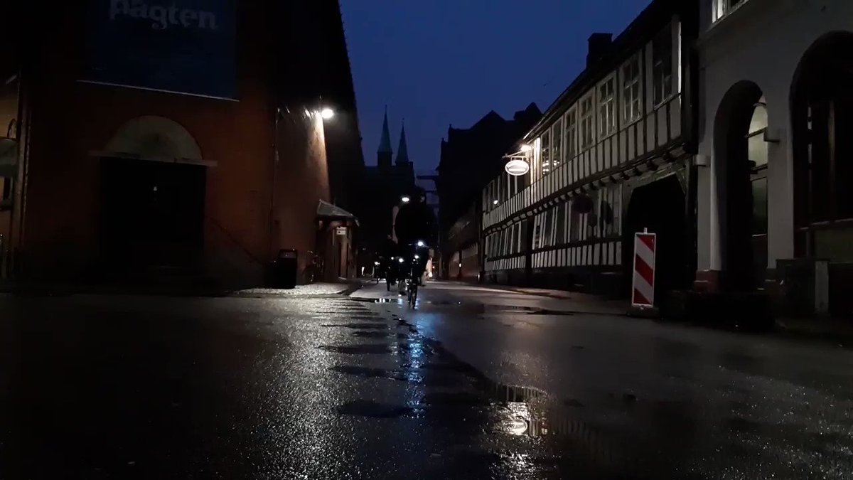 Låge nr. 2 🎄 Højt oppe på vores ønskeliste er et ønske om, at I husker cykellygterne i de mørke timer. Bøden på 700 kr. er billigt sluppet sammenlignet med de livsfarlige situationer, du kan havne i. Vil I hjælpe os med at få vores ønske opfyldt? 🤞🏼🎁🔦#politikalender #politidk https://t.co/IeyCkqcNq7