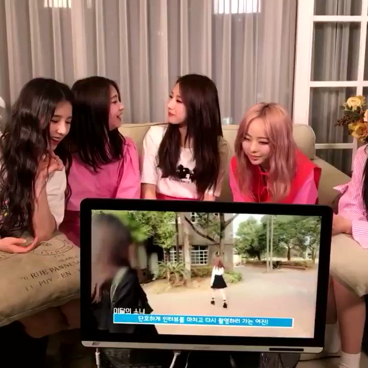 🟩 (@97s_chaelisa) on Twitter photo 2020-11-23 23:48:42 yeojin saying shes not pretty and haseul turning the video off immediately just to convince yeojin that she is pretty 🥺 yeojin saying shes not pretty and haseul turning the video off immediately just to convince yeojin that she is pretty 🥺