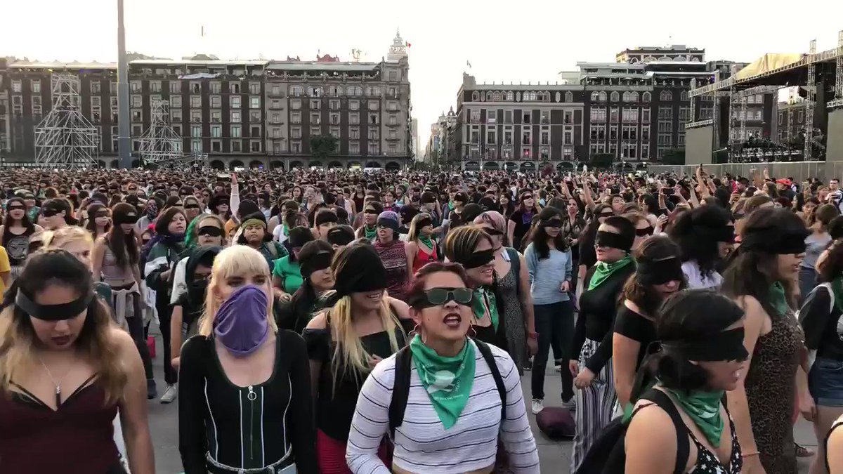 Aquí está el futuro, aquí está la esperanza, aquí está la transformación. Bravo a las jóvenes mujeres mexicanas peleando por el derecho a vivir sin violencia, el derecho a vivir con dignidad. #LasTesis en el Zócalo mexicano ❤️👊